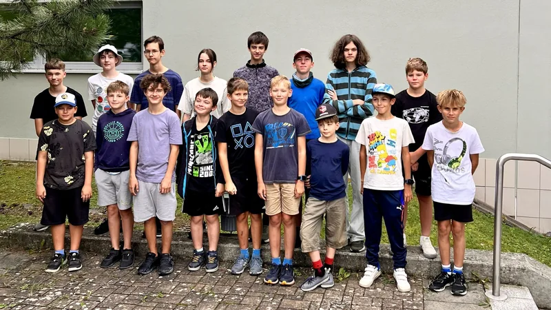 Skupinová fotografie účastníků Letní školy robotiky