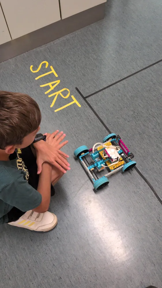 LEGO robot připravený u startovní čáry.