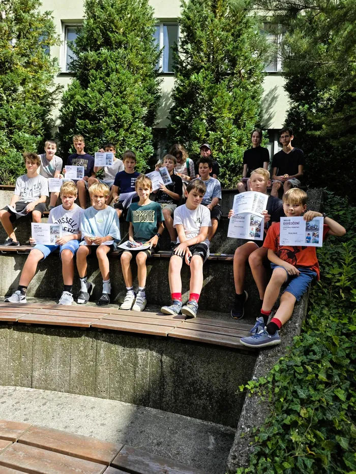 Společná fotografie účastníků s diplomy a osvědčeními.