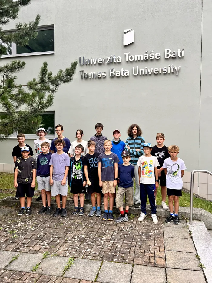 Účastníci Letní školy robotiky před budovou UTB.